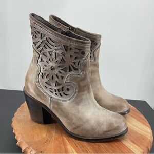 Corral Brown Ankle Boots with Western Style and Chunky Heel